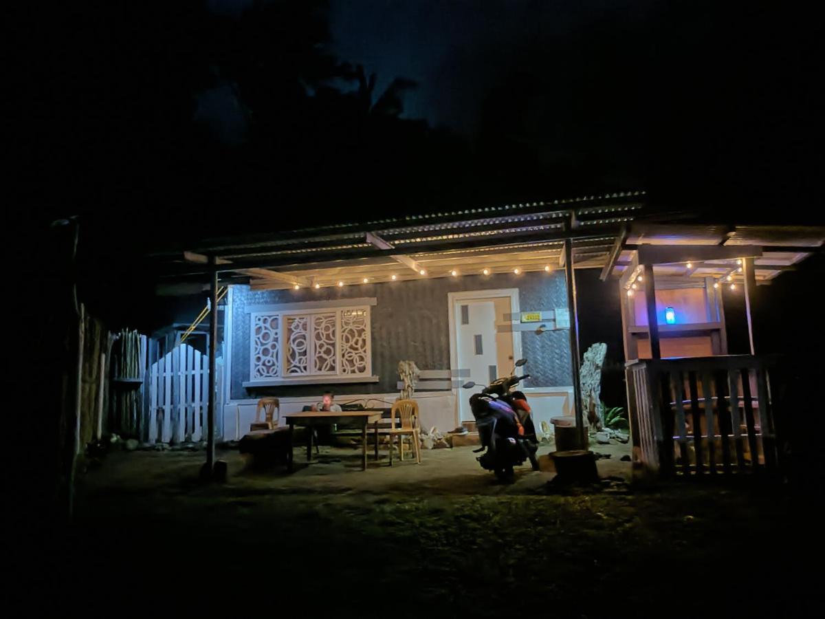 Tupi's Beachfront Minihouse Holiday home